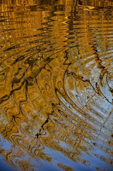 Reflet Des Maisons Dans Eau Rivière Modèle Abstrait Créé Par — Photo