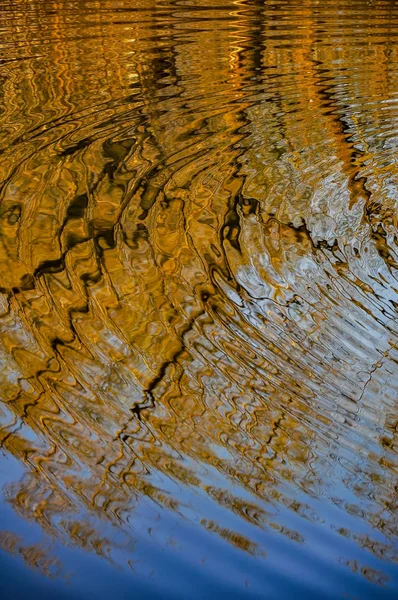 Reflexão Casas Água Rio Padrão Abstrato Criado Pelas Ondulações — Fotografia de Stock