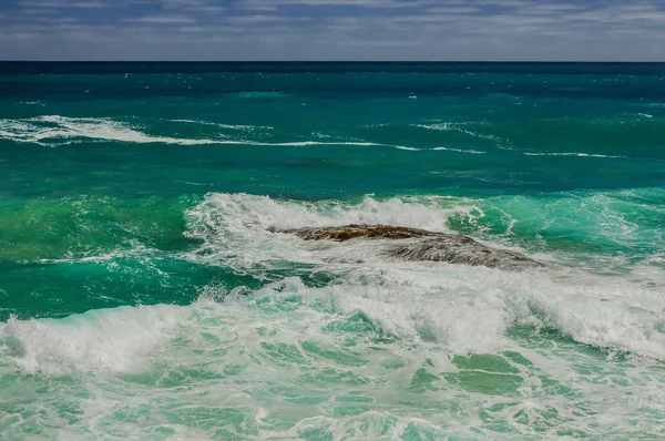 太平洋沿岸的海浪 前往澳大利亚的旅程 — 图库照片
