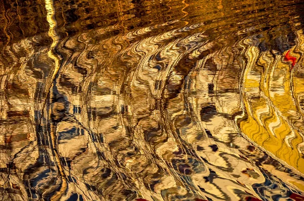 Reflectie Van Huizen Het Water Van Rivier Abstract Patroon Gemaakt — Stockfoto