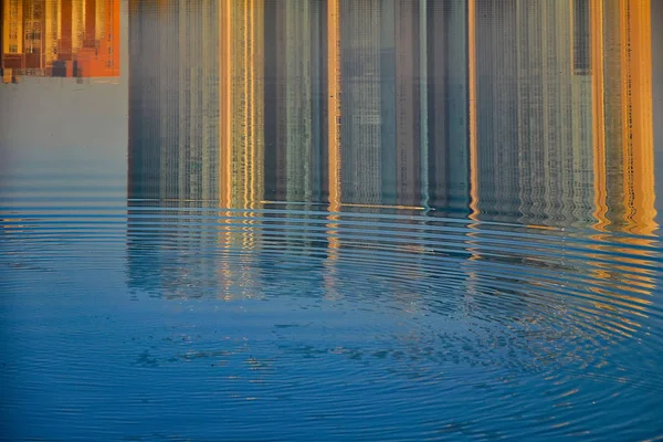 Reflet Des Maisons Dans Eau Rivière Modèle Abstrait Créé Par — Photo