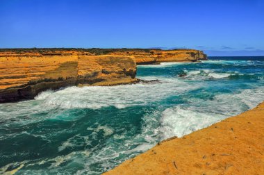 Pasifik kıyısındadalgalar. Avustralya'ya yolculuk.