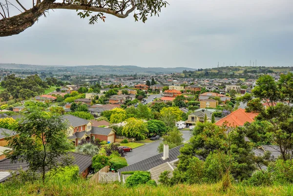 Park Wilson 'da yağmurlu bir gün. Park, Victoria, Avustralya 'daki Berwick' teki Princes Highway 'de yer almaktadır..