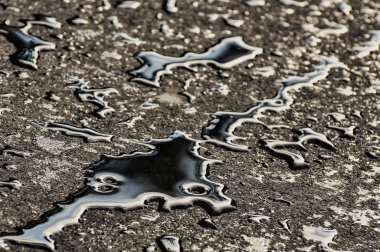 Asfalt yolda yağmur suyu