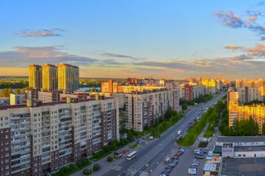 Yaz gün batımı, St Petersburg Rybatskoye bölgesinde 16 mağazalık bir binanın çatısından vuruldu 