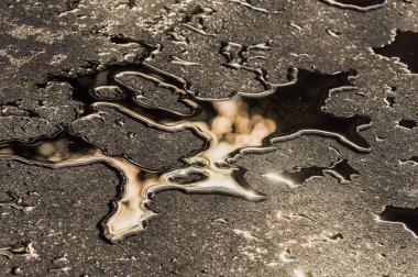 Asfalt yolda yağmur suyu