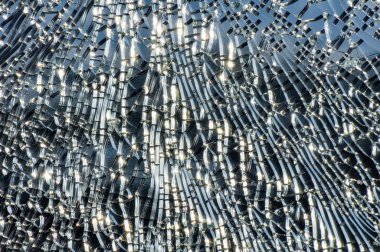 Arabanın kırık cam.