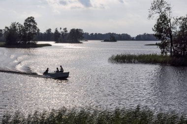 Leningrad bölgesinde Vuoksa Gölü'nde gümüş akşamı