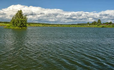 Rıhtımda rüzgarlı yaz günü.