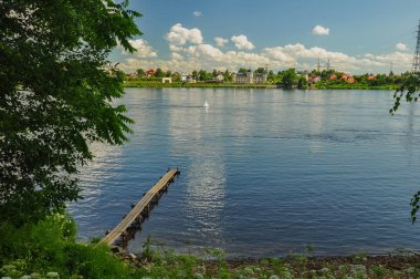 Güneşli yaz gününde nehir ile Manzara.