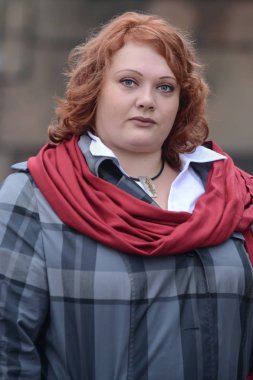 Güneşli bir sonbahar gününde bir yürüyüş genç kızıl saçlı kadın