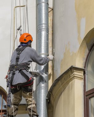 İşçi evin ön cephesinin kozmetik onarımyapar. Rusya. St.Petersburg'da. Foundry Bulvarı'ndaki ev 55. 17.07.2009 tarihinde çekilmiştir..