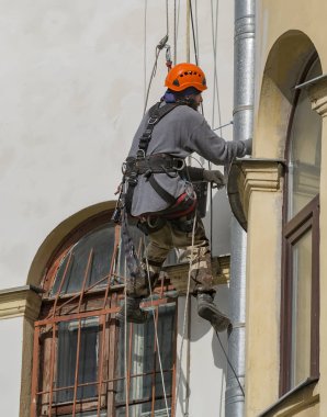 İşçi evin ön cephesinin kozmetik onarımyapar. Rusya. St.Petersburg'da. Foundry Bulvarı'ndaki ev 55. 17.07.2009 tarihinde çekilmiştir..