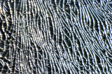 Arabanın kırık cam.