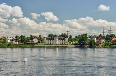 Güneşli yaz gününde nehir ile Manzara.