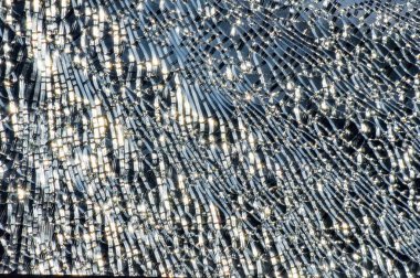 Arabanın kırık cam.