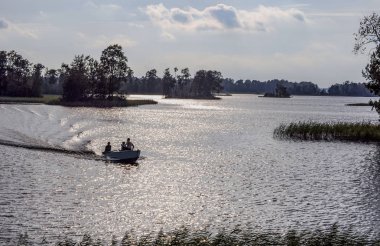 Leningrad bölgesinde Vuoksa Gölü'nde gümüş akşamı