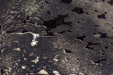 Asfalt yolda yağmur suyu