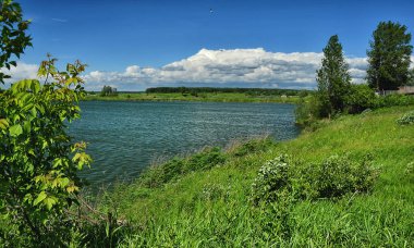 Rıhtımda rüzgarlı yaz günü.