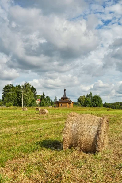 Paysage Rural Estival Avec Balles Foin Église Bois Sur Fond — Photo