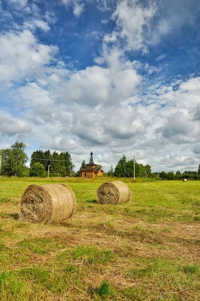 Letní Venkovská Krajina Senem Dřevěným Kostelem Pozadí — Stock fotografie