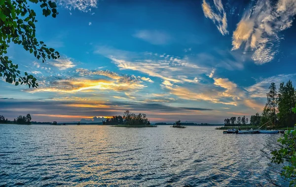 Leningrad bölgesinde Vuoksa Gölü'nde renkli gün batımı