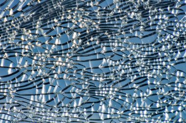 Arabanın kırık cam.