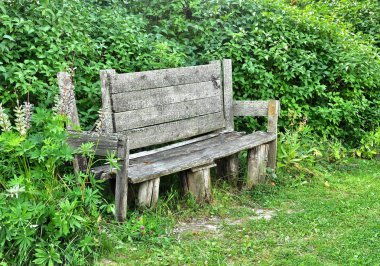 Kırsal bir sokakta eski bank. 