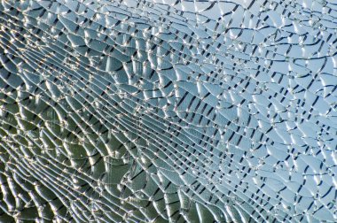 Arabanın kırık cam.