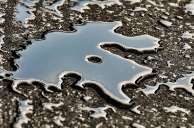 Asfalt yolda yağmur suyu