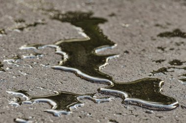 Asfalt yolda yağmur suyu