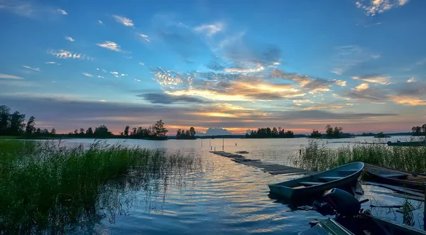 Leningrad bölgesinde Vuoksa Gölü'nde renkli gün batımı