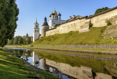 Pskov Holy Trinity Katedrali şehrin ana cazibe, Rusya'nın en eski kiliselerinden biridir. 