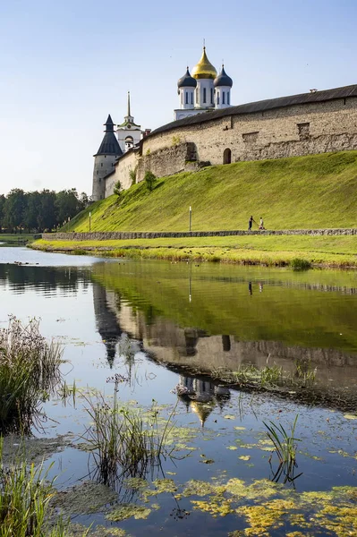 Pskov Holy Trinity Katedrali şehrin ana cazibe, Rusya'nın en eski kiliselerinden biridir. 