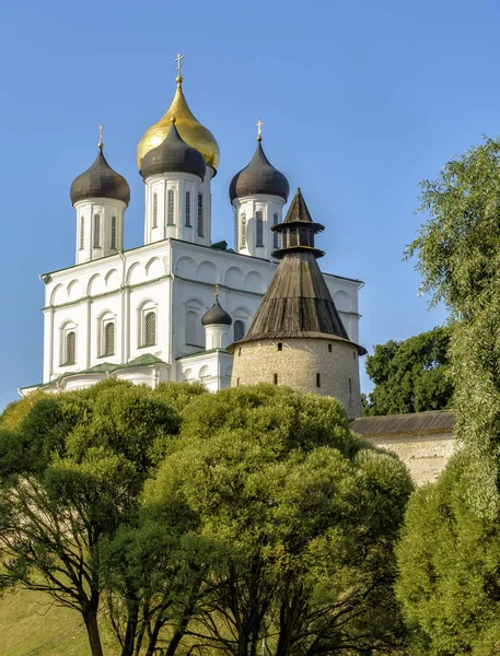 Pskov Holy Trinity Katedrali şehrin ana cazibe, Rusya'nın en eski kiliselerinden biridir. 