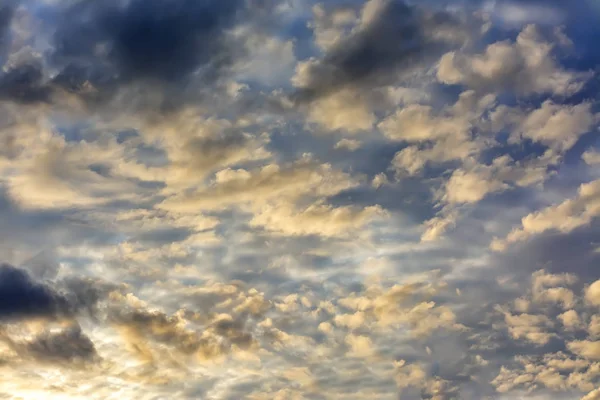 Развеянные Облака Утреннем Летнем Небе — стоковое фото