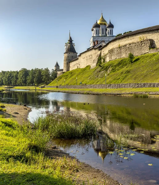 Pskov Holy Trinity Katedrali şehrin ana cazibe, Rusya'nın en eski kiliselerinden biridir. 