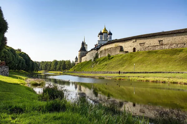 Pskov Holy Trinity Katedrali şehrin ana cazibe, Rusya'nın en eski kiliselerinden biridir. 