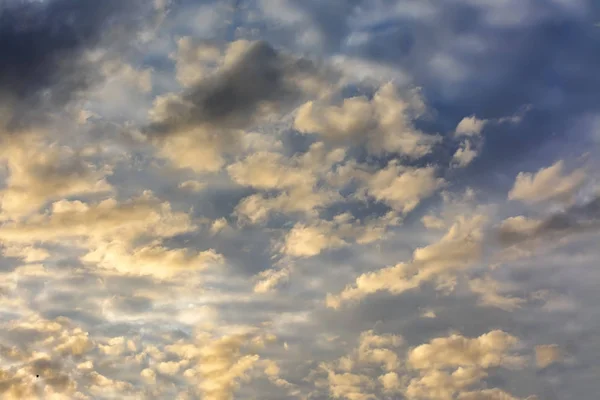 Развеянные Облака Утреннем Летнем Небе — стоковое фото