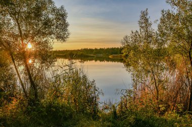 Gün batımında göl ile inanılmaz manzara görünümü