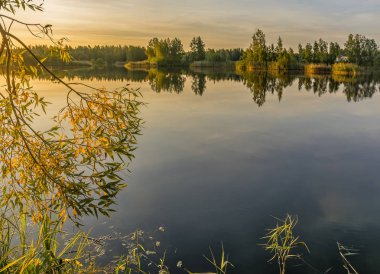 Gün batımında göl ile inanılmaz manzara görünümü