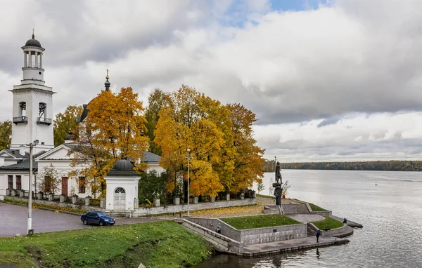 Церква і Пам'ятник Олександру Невського в місці злиття — стокове фото
