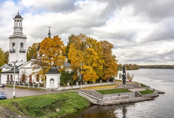 Церковь и памятник Александру Невскому на месте слияния — стоковое фото