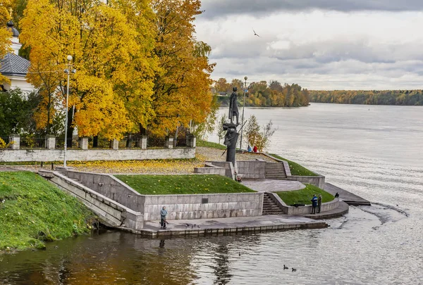 Церква і Пам'ятник Олександру Невського в місці злиття — стокове фото