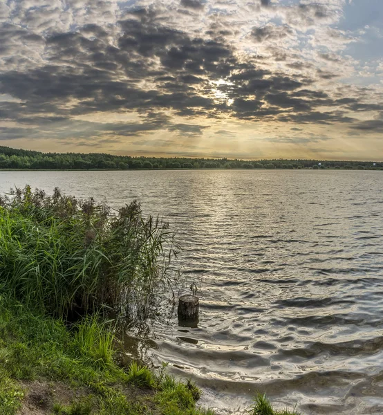 Дроздинское водохранилище - водохранилище, расположенное на северо-западе — стоковое фото