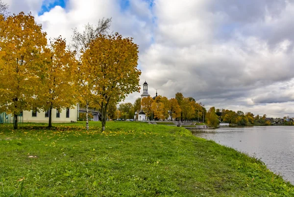 Церковь и памятник Александру Невскому на месте слияния — стоковое фото