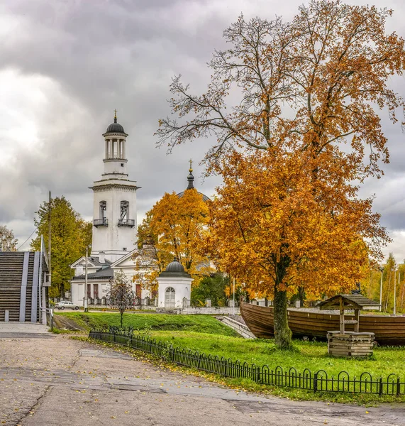 Kilise ve Alexander Nevsky için anıt kesiştiği — Stok fotoğraf