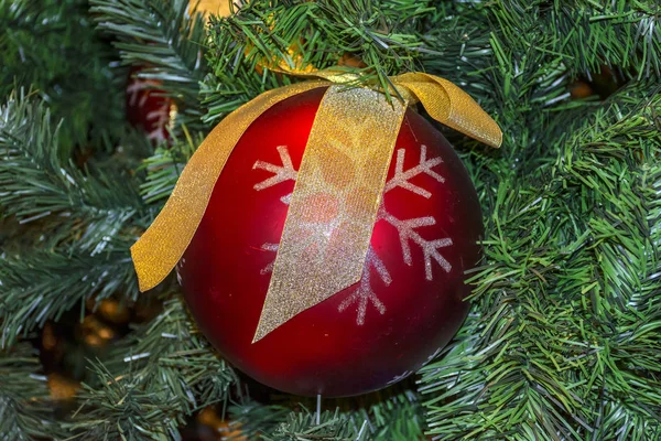 Weihnachtsspielzeug am Weihnachtsbaum. Festliche Stimmung. — Stockfoto
