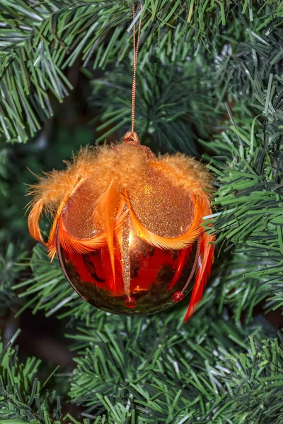 Kerstspeelgoed aan de kerstboom. Feestelijke stemming. — Stockfoto