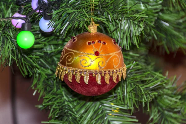 Juguetes de Navidad en el árbol de Navidad. Humor festivo. —  Fotos de Stock